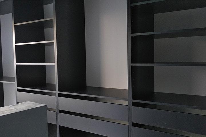 Bibliothèque conçue et installée sur mesure.